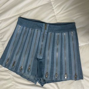 Fashion denim shorts. Zippers can be adjusted. Shorts have a stretch.